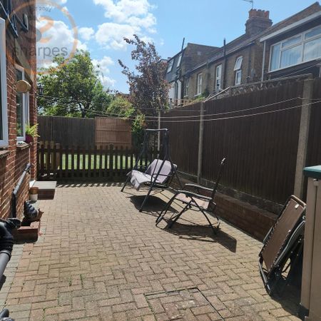 1 bedroom in a house share to rent - Photo 2