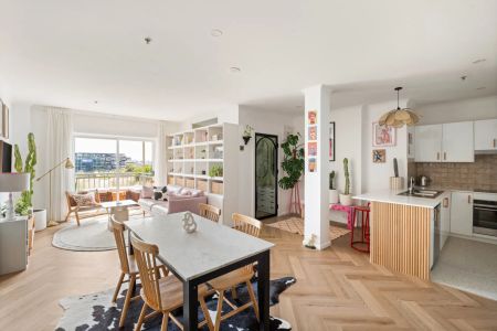 Beautifully Renovated Apartment in the Iconic Goldsbrough Building - Photo 3