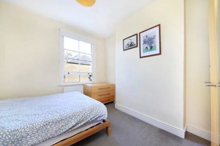 2 bedroom flat in Clapham - Photo 4