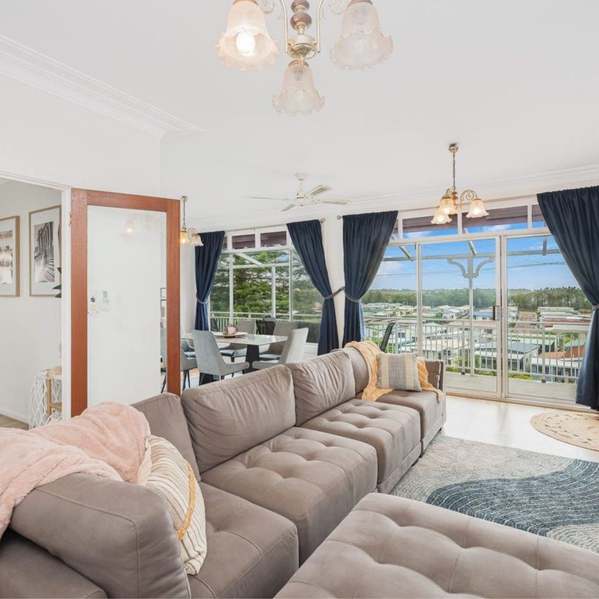 Beautifully Presented 3-Bedroom Home with stunning views of Lake Macquarie - Photo 1
