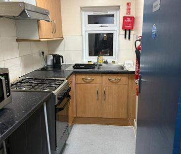 Room in a Shared House, Tanner Street, IG11 - Photo 5
