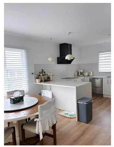 Modern 3 Bedroom Home - Photo 2