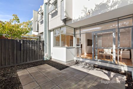 Spacious 3 Bedroom Townhouse in Prime Richmond Location - Photo 2