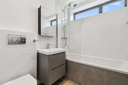 Stunning three bedroom new build apartment with two balconies - Photo 4