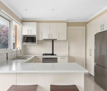 STUNNING HOME IN IDEAL LOCATION - Photo 3