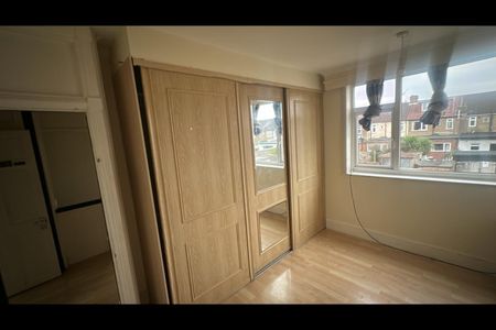 Room in a Shared House, Huxley Drive, RM6 - Photo 3