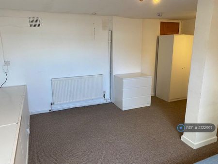 1 bedroom in a house share to rent - Photo 2