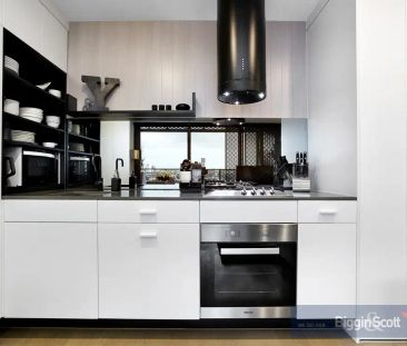 “CONTEMPORARY ONE BEDROOM APARTMENT.” - Photo 2