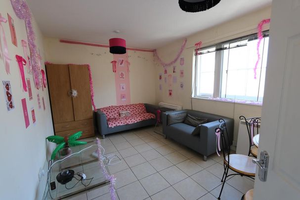 4 bedroom flat to rent - Photo 1