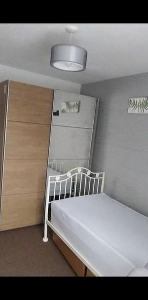 1 bedroom in a flat share to rent - Photo 1