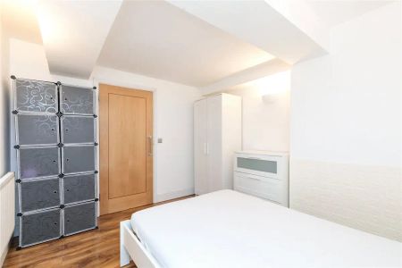 1 bedroom flat in London - Photo 4