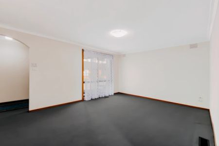 3 Bed, 1 Bath - Photo 2