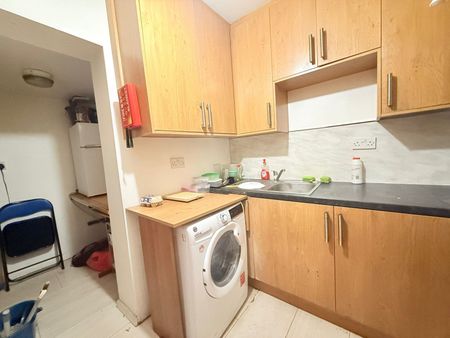 Ensuite room close to ilford station - ideal for single working person - Photo 4