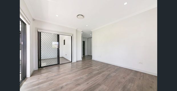 Air-Conditioned Four-Bedroom Duplex with Two Living Areas - Photo 1