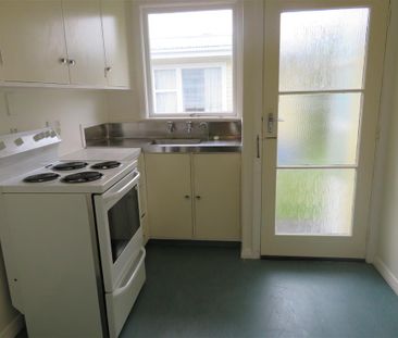 Sunny.Central and Tidy bedsit! - Photo 2