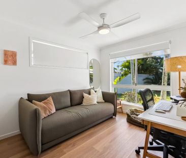 Coastal luxe living in the heart of Burleigh Waters - Photo 3