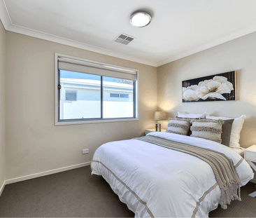 Modern 3-Bedroom, 2-Bathroom Townhouse in Northgate - Photo 5