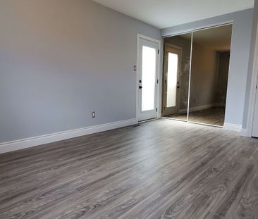 For Lease - 2192 Bridge Road, Oakville, Ontario - Photo 2