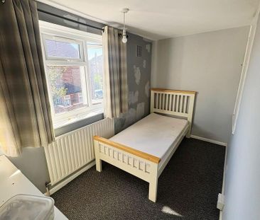 3 bedroom end of terrace house to rent - Photo 4