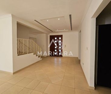 Fantastic 4BR Villa | Private Garden | Prime Area - Photo 6