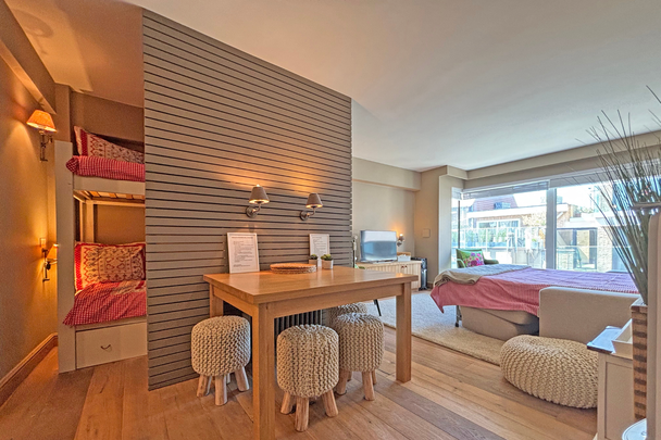 Gemeubelde studio met zijdelings zeezicht - Photo 1