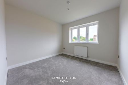 4 bedroom detached house to rent - Photo 4