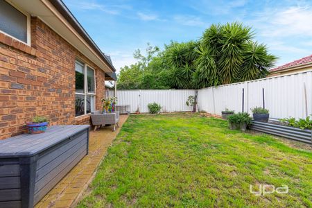 WARM & WELCOMING FAMILY HOME IN A QUIET CAROLINE SPRINGS COURT - Photo 5