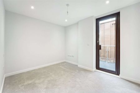A lovely and bright two bedroom apartment on Battersea High Street. - Photo 5