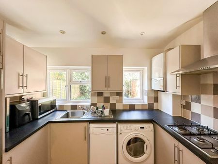 1 bedroom in a house share to rent - Photo 4