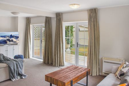 Large Two Level Three Bedroom Family Home - Photo 2