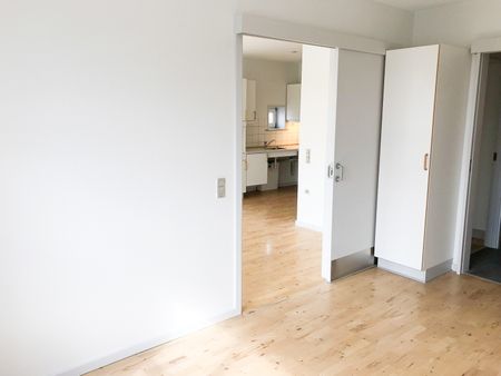 Hyggelig 2 værelses lejlihged beliggende i Gøls Minde, Skalborg med et dejligt lukket gårdmiljø. - Photo 2