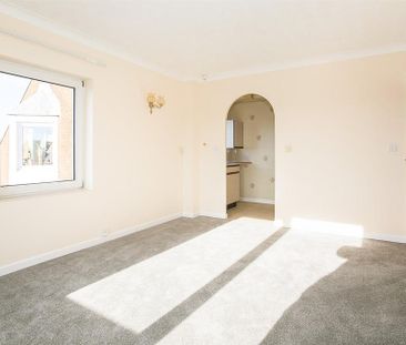 1 bedroom retirement property to rent - Photo 2