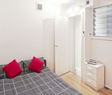 Sophisticated and Stylish One Bedroom Apartment - Photo 5