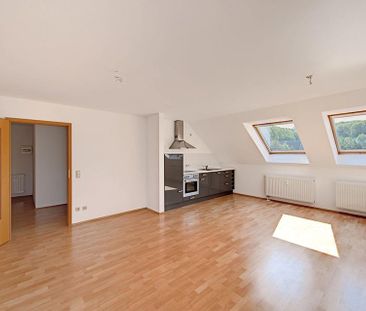 Gemütliche Dachgeschosswohnung in bester Lage mit EBK ab sofort! - Photo 1