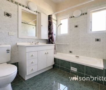 Prime Location 1 Bedroom Duplex with Spacious Yard! - Photo 2