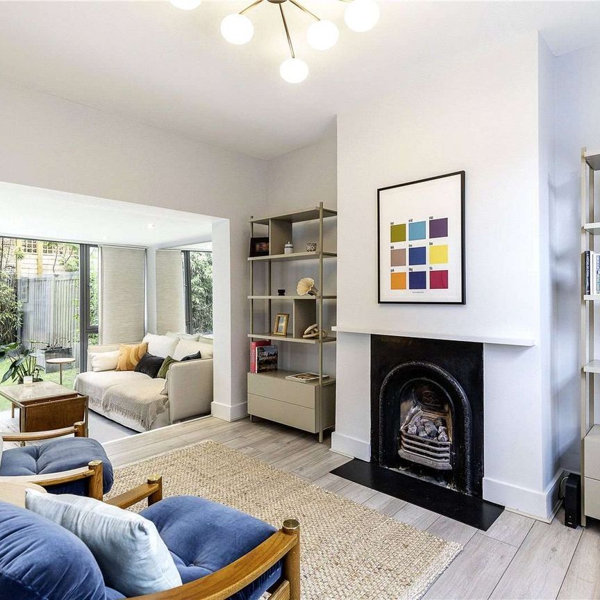 A beautiful, grade II listed house, located in the enviable Roupell Street Conservation area. - Photo 1