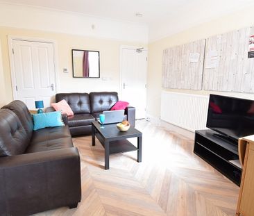 Spacious 4 bedroom property - Photo 3