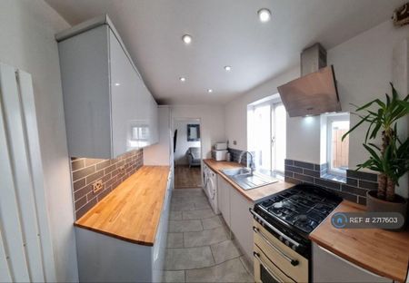 1 bedroom in a house share to rent - Photo 5