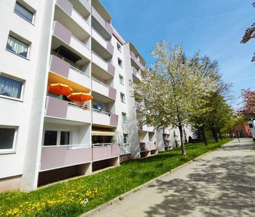 Mit Blick ins Grüne gelegene 3-Raum-Wohnung mit Balkon - Photo 2