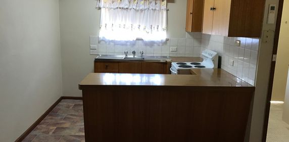 Well presented one bedroom unit walking distance to Southgate Shopping Centre - Photo 2