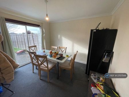 3 bedroom semi-detached house to rent - Photo 2