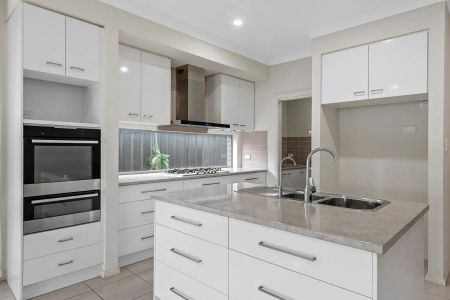 Modern, Low-maintenance 5-Bedroom Family Home for Rent! - Photo 5