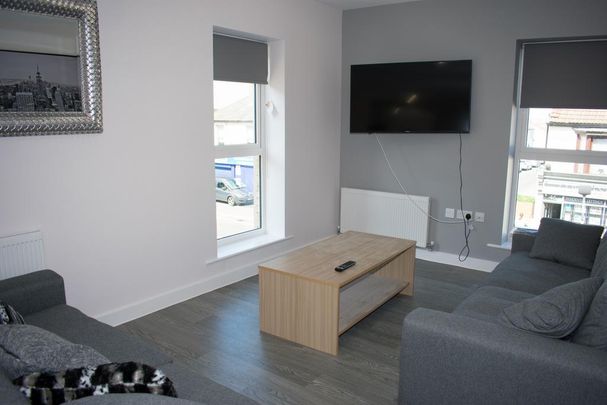 4 bedroom private hall to rent - Photo 1