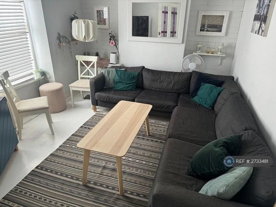 4 bedroom terraced house to rent - Photo 1