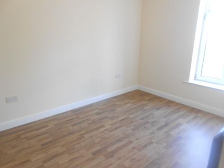 3 bedroom flat to rent - Photo 3