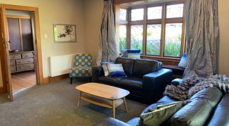 FULLY FURNISHED RENOVATED CHARACTER BUNGALOW IN PRIME LOCATION! - Photo 2