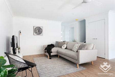 Beautiful 4 Bedroom Townhouse - Photo 3