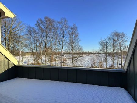Erstbezug: Extravagante Dachgeschosswohnung mit Einbauküche und Loggia in Kanallage von Spetzerfehn - Photo 4