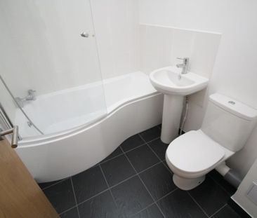 London Road, Lowfield Heath - Photo 4