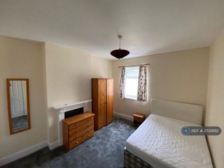 1 bedroom in a house share to rent - Photo 2